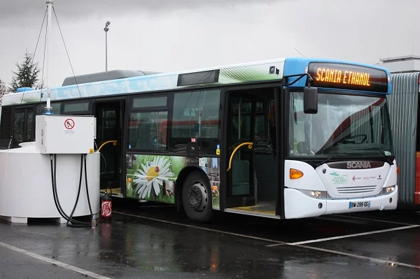 Un autobus Scania OmniCity roulant à l'ED95.