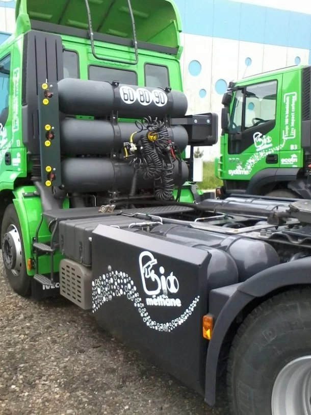 Un tracteur Iveco Stralis équipéde réservoirs de biométhane.