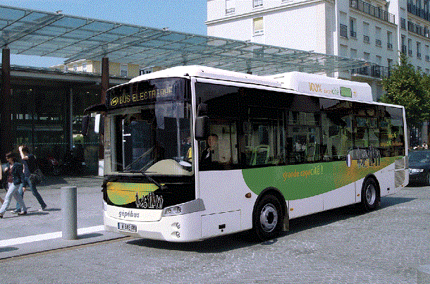 L'autobus électrique Gépébus Oréos 4Xde PVI peut transporter 49 passagers.