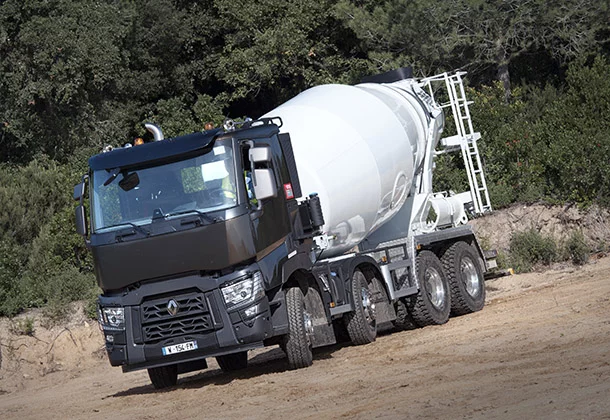 Le C 8x4 XLOAD est équipé d'une toupie à béton.