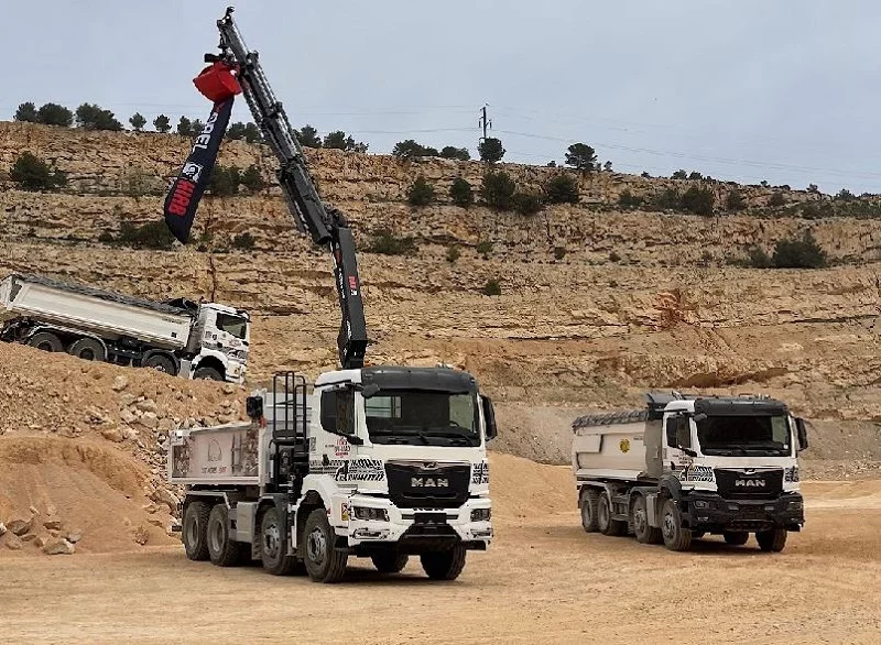man-off-road-camions-construction