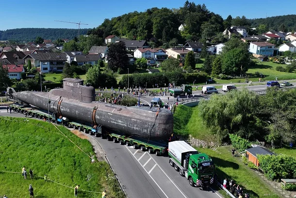 sous-marin sur route